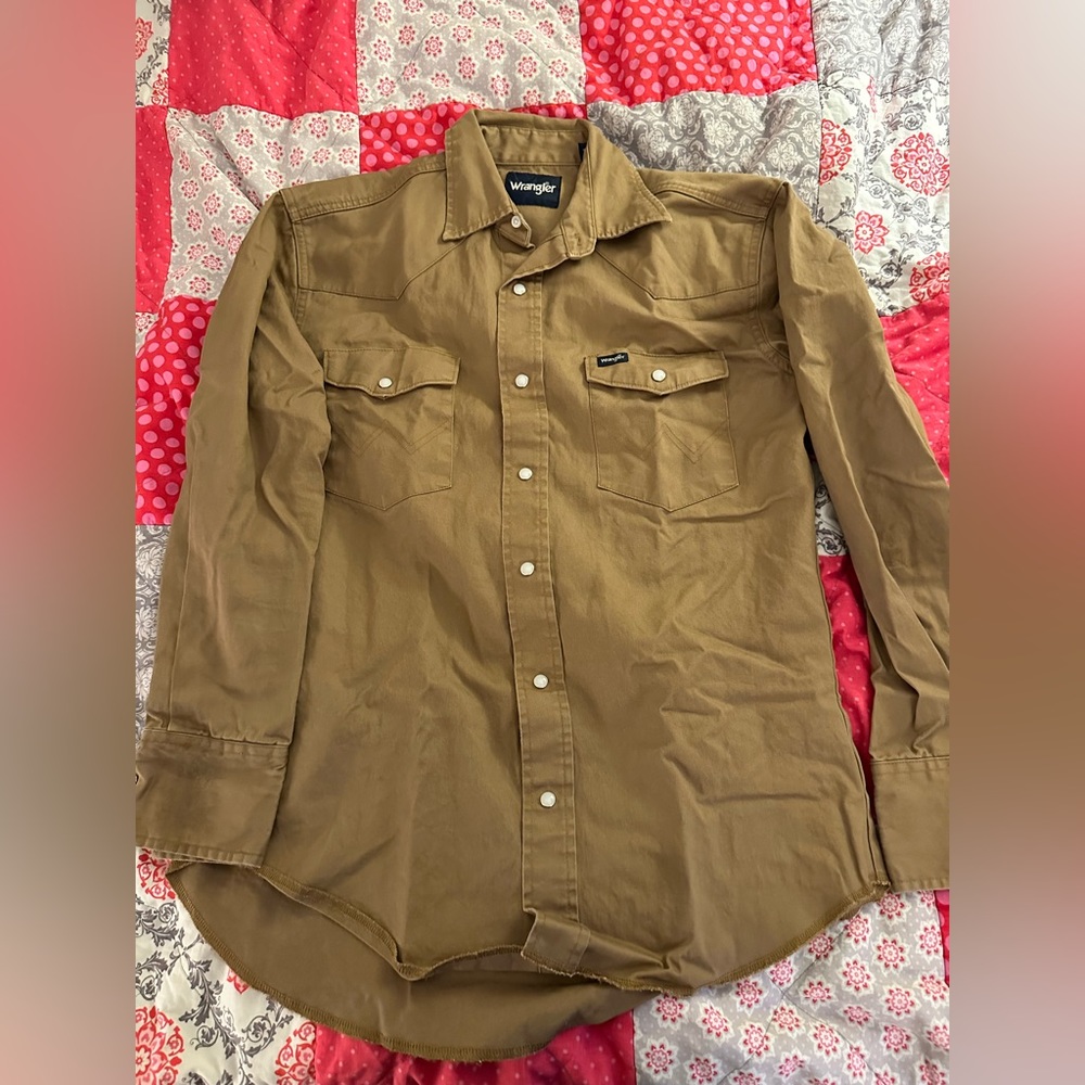 Men’s Wrangler Pearl snap. I believe it’s a M